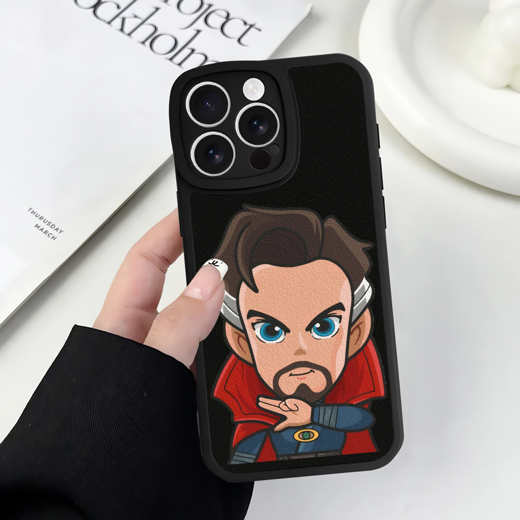 （画像用） アベンジャーズ The Avengers 【iPhone 16シリーズ対応】シリコンスマホケース（レザー調） 材質：シリコン